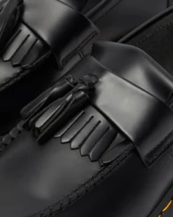 Adrian Gele Stiksel Smooth Leren Tassle Loafers in Zwart
