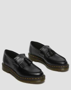 Adrian Gele Stiksel Smooth Leren Tassle Loafers in Zwart
