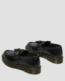 Adrian Gele Stiksel Smooth Leren Tassle Loafers in Zwart