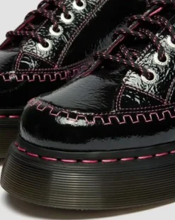Buzz Distressed Lakleren Schoenen met Vijf Veterogen in Zwart