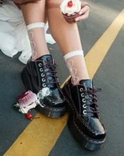 Buzz Distressed Lakleren Schoenen met Vijf Veterogen in Zwart