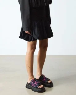 MATTISON SLIDE-SANDALEN in Zwart & Roze Multi