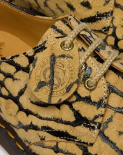 1461 Wild Emboss Suède Schoenen in Teak Bruin & Zwart