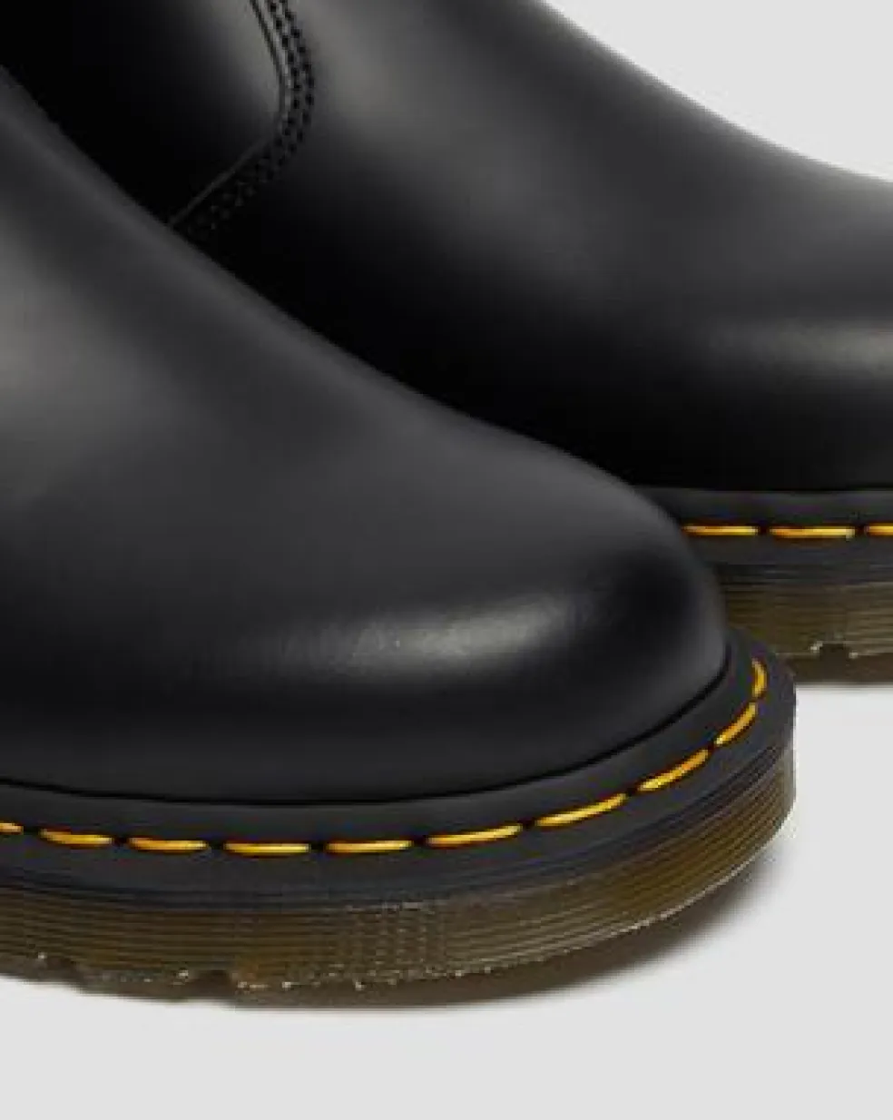 2976 Yellow Stitch Smooth Leren Chelsea Boots in Zwart